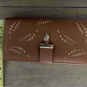 NWT! Vagabond Goods Vegan Leather  Leaf Multifuction Wallet